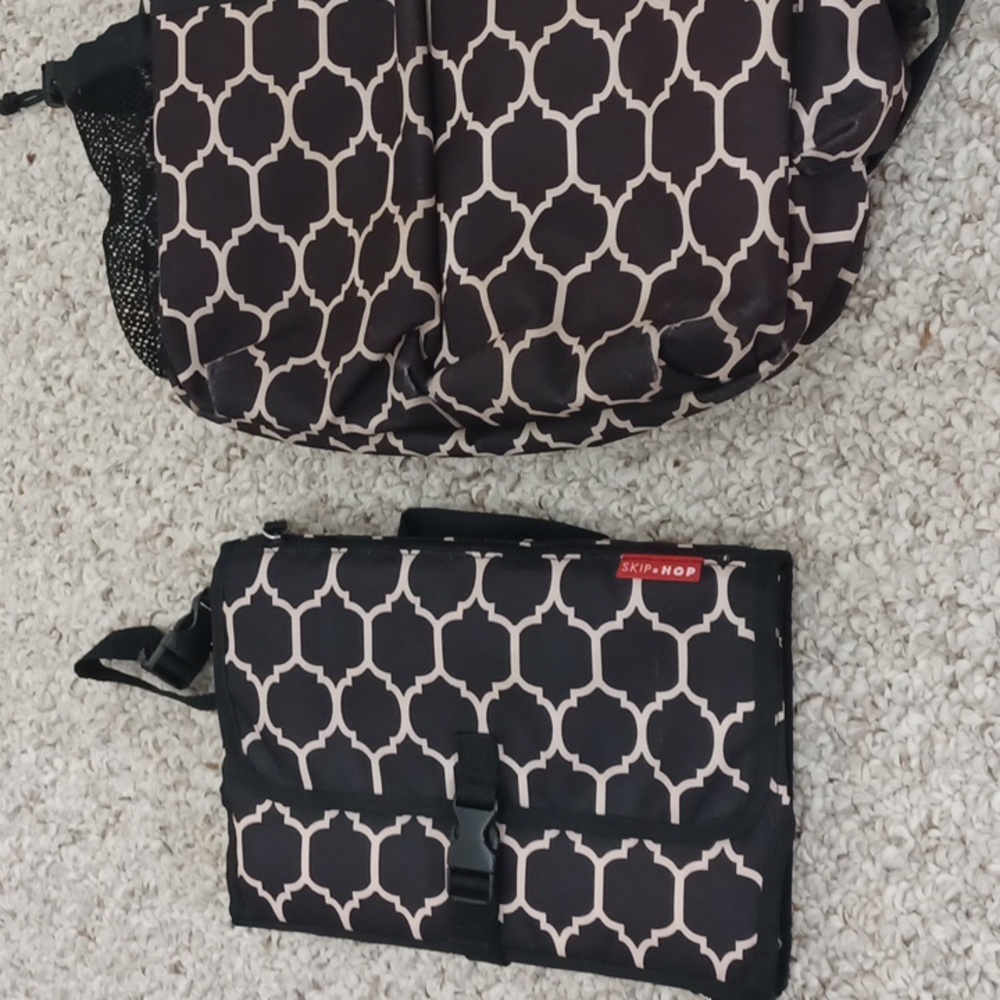 SKIP HOP Dash Messenger Zip Top Diaper Bag and Changing Pad